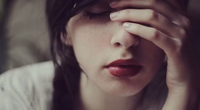 Có cuộc sống hôn nhân hào nhoáng, nhìn vào ai cũng mơ nhưng chỉ trong chăn mới biết... - Ảnh 1.