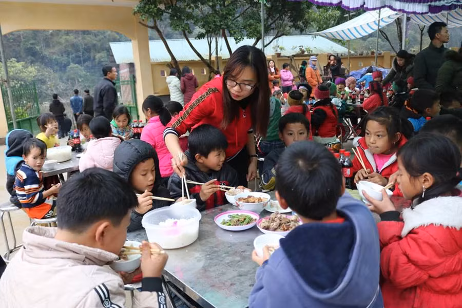 Tất niên cho học sinh Trường Tiểu học số 2 thị trấn Mường Khương