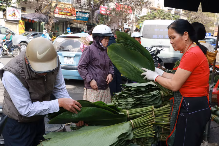 Năm nay khách đến chợ lá dong phần lớn là những khách lẻ, mua với số lượng ít. Năm nay khách đến chợ lá dong phần lớn là những khách lẻ, mua với số lượng ít.