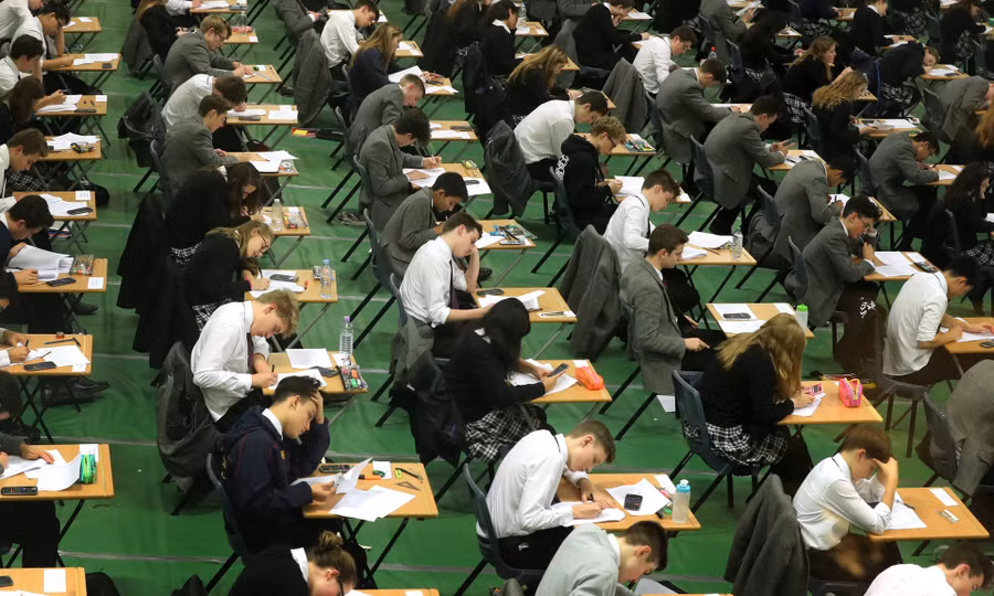 HS trung học ở London tham gia một kỳ thi GCSE