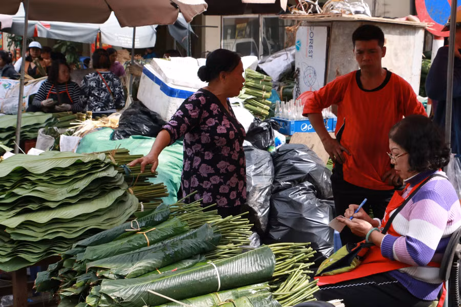 Khách năm nay vắng hơn những năm trước, nhiều tiểu thương lo lắng do đã nhập khá nhiều hàng. Khách năm nay vắng hơn những năm trước, nhiều tiểu thương lo lắng do đã nhập khá nhiều hàng.