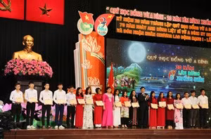 Quỹ Học bổng Vừ A Dính đã trao 20 suất học bổng cho các sinh viên có thành tích học tập tốt trong năm học 2018-2019. Ảnh: VGP/Mạnh Hùng