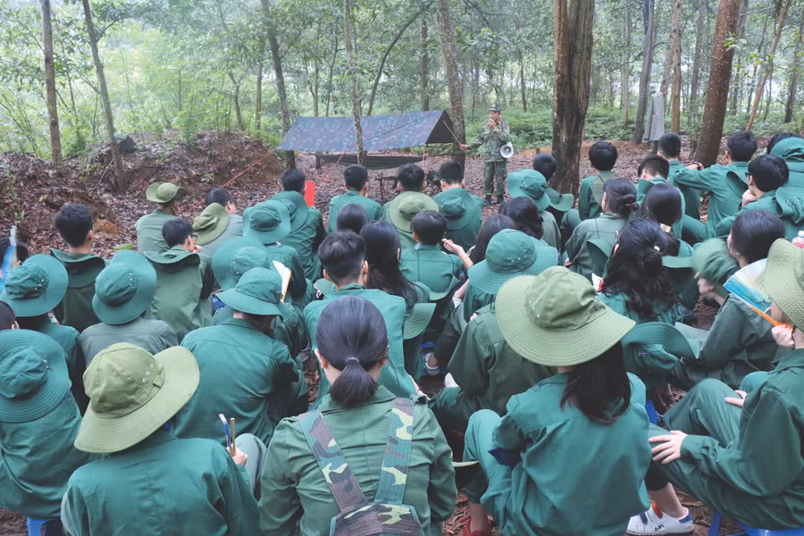 Thầy Hòa - GV của trung tâm đang giảng lý thuyết và thực hành cách mắc tăng, võng đúng theo kỹ thuật.