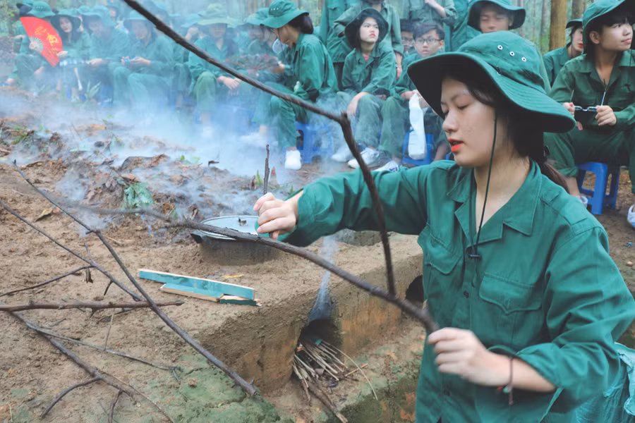 Sau khi được thầy giáo hướng dẫn, các “chiến sĩ” đã biết cách sử dụng bếp Hoàng Cầm