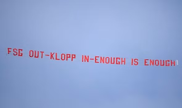 Các cổ động viên Liverpool thuê hẳn một máy bay tư nhân để phản đối FSG.