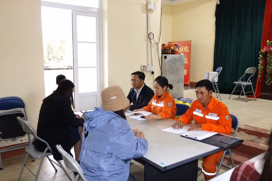 Cán bộ ngành Điện làm việc với khách hàng. Cán bộ ngành Điện làm việc với khách hàng.