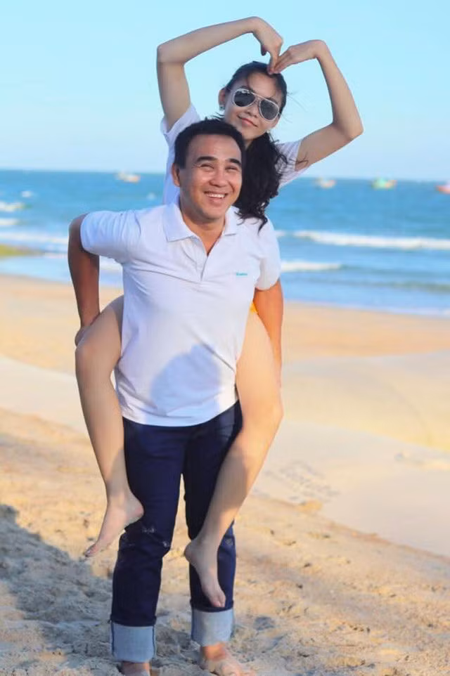 Quyền Linh tiết lộ lý do ‘cưa đổ’ vợ xinh đẹp giỏi giang vô cùng đơn giản - Ảnh 5.