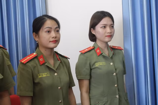Những cô gái trong bộ quân phục trông khỏe khoắn.