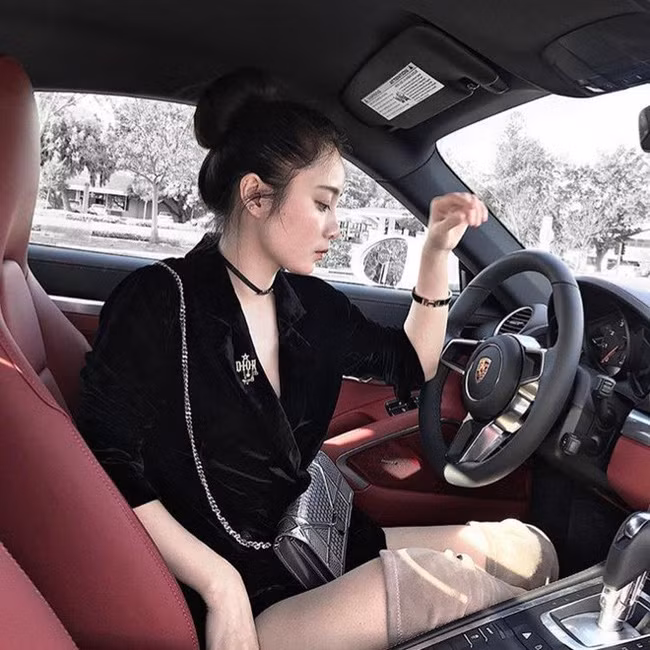 Tò mò về thân thế và chuyện tình cảm của rich kid Việt gây xôn xao mạng xã hội với màn shopping một lần hết 2,3 tỷ ở trời Tây - Ảnh 2. Tò mò về thân thế và chuyện tình cảm của rich kid Việt gây xôn xao mạng xã hội với màn shopping phẩy tay một lần hết 2,3 tỷ ở trời Tây-2