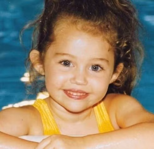 Bộ ảnh đẹp như thiên thần của Miley Cyrus ngày bé gây bão mạng ảnh 2