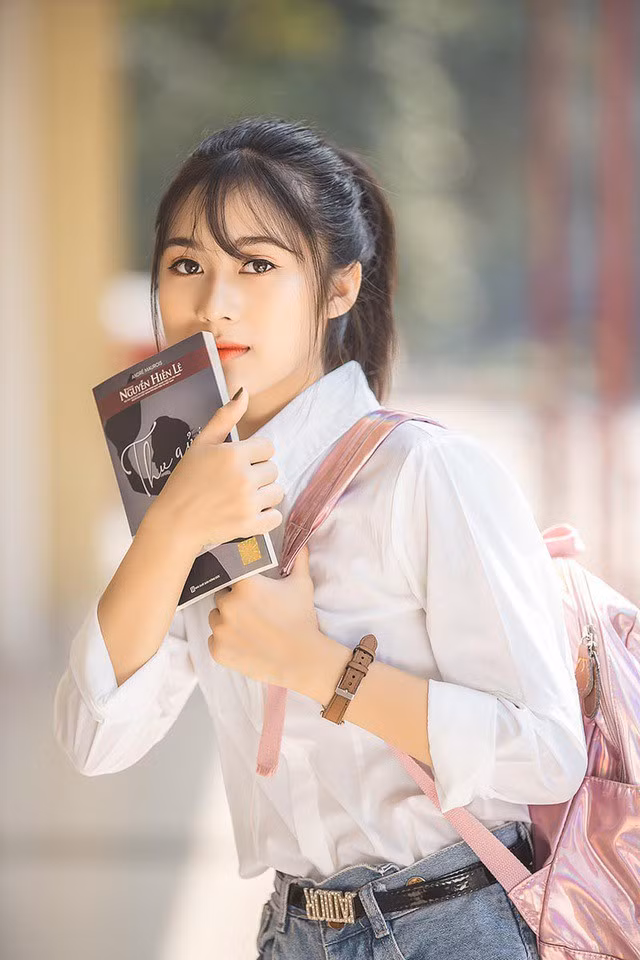 Cô gái bỗng “nổi như cồn” với bức ảnh mặc đồng phục ĐH Bách khoa - Ảnh 3. Cô gái bỗng “nổi như cồn” với bức ảnh mặc đồng phục ĐH Bách khoa - Ảnh 3.