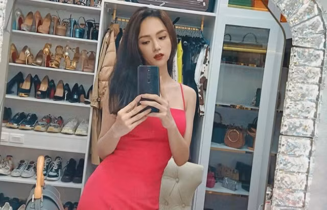 Body gợi cảm của Hương Giang được tôn lên triệt để nhờ chiếc váy 2 dây màu nổi.
