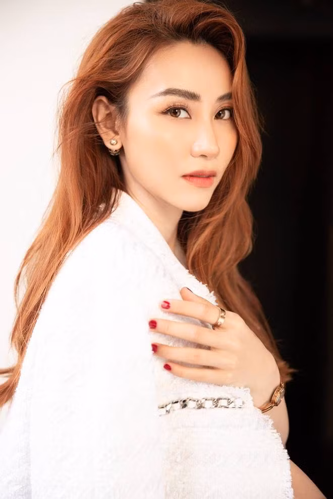 Rời xa hào quang showbiz, nhan sắc của Phạm Hương, Hương Tràm... thay đổi ra sao? ảnh 12 Rời xa hào quang showbiz, nhan sắc của những mỹ nhân Vbiz lên hương” hay xuống cấp?-16