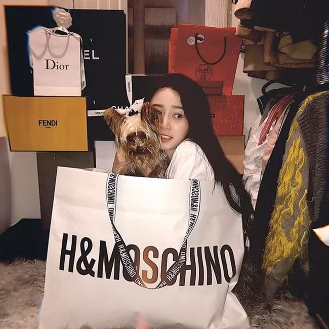 Tò mò về thân thế và chuyện tình cảm của rich kid Việt gây xôn xao mạng xã hội với màn shopping một lần hết 2,3 tỷ ở trời Tây - Ảnh 1. Tò mò về thân thế và chuyện tình cảm của rich kid Việt gây xôn xao mạng xã hội với màn shopping phẩy tay một lần hết 2,3 tỷ ở trời Tây-1