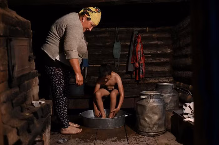 Cuộc sống của học sinh duy nhất trong ngôi làng chỉ có 39 người ảnh 5