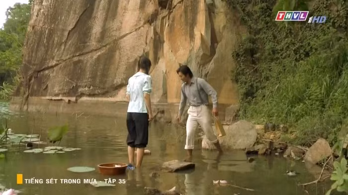 Những tình tiết vô lý đến hài hước ở phim "Tiếng sét trong mưa" ảnh 2 Những tình tiết vô lý đến hài hước ở phim "Tiếng sét trong mưa" ảnh 2