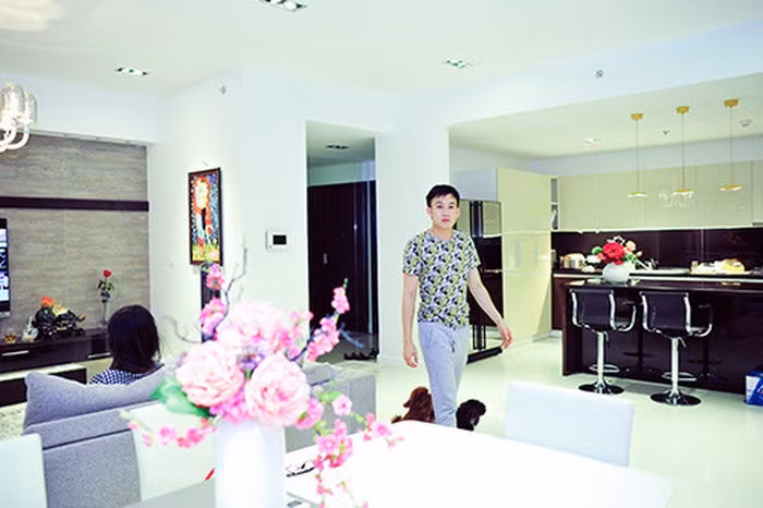 Khám phá căn nhà đẹp “không góc chết” của Dương Triệu Vũ, phát hiện một thứ đặc biệt ảnh 2 Phòng khách sang trọng