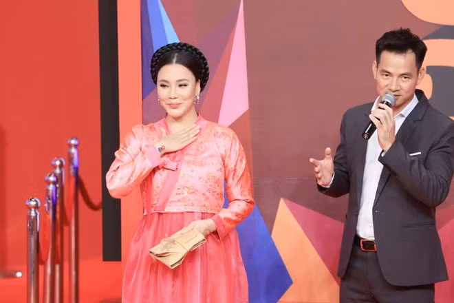 Vắng bóng quá lâu, Hồ Quỳnh Hương bất ngờ xuất hiện với tạo hình khác lạ ảnh 3 bien mat qua lau khoi song truyen hinh, ho quynh huong "run ray" tro lai va hanh dong de thuong - 6