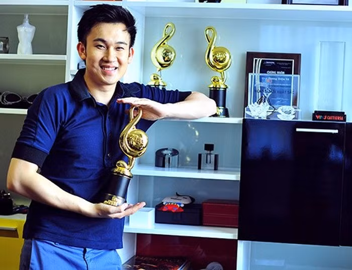Khám phá căn nhà đẹp “không góc chết” của Dương Triệu Vũ, phát hiện một thứ đặc biệt ảnh 5 Khu đặc biệt trưng bày giải thưởng của Dương Triệu Vũ