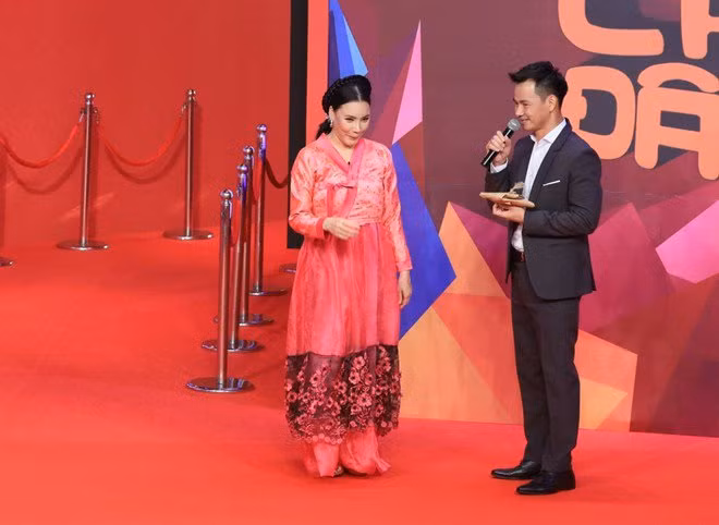 Vắng bóng quá lâu, Hồ Quỳnh Hương bất ngờ xuất hiện với tạo hình khác lạ ảnh 2 bien mat qua lau khoi song truyen hinh, ho quynh huong "run ray" tro lai va hanh dong de thuong - 5