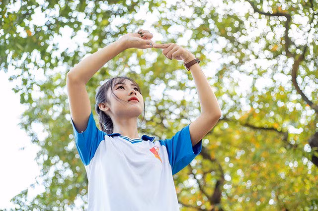 Cô gái bỗng “nổi như cồn” với bức ảnh mặc đồng phục ĐH Bách khoa - Ảnh 4. Cô gái bỗng “nổi như cồn” với bức ảnh mặc đồng phục ĐH Bách khoa - Ảnh 4.