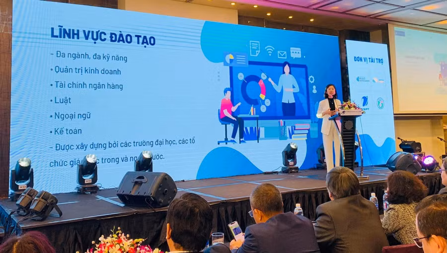 TS Phan Thị Ngọc Thanh- Giám đốc Trung tâm đào tạo từ xa của Nhà trường giới thiệu sâu về hệ thống VMOOCs