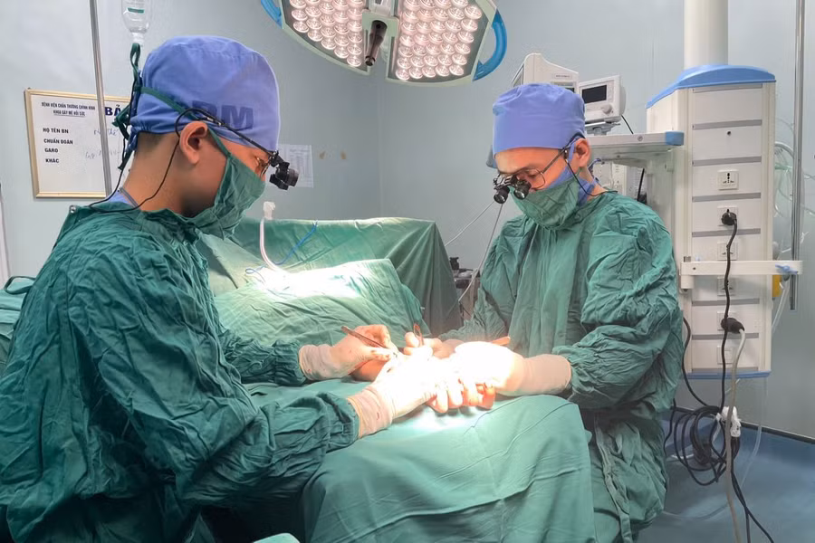 Các bác sĩ thực hiện phẫu thuật vi phẫu nối bàn tay đứt rời cho bệnh nhân. Ảnh: Bệnh viện Chấn thương - Chỉnh hình Nghệ An