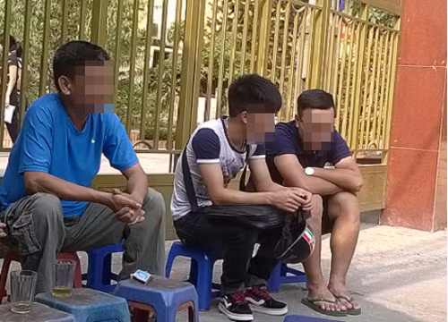 Tay "thợ săn" (áo xanh) lân la trước cổng các trường đại học để ngắm "con mồi" sinh viên chịu chơi. 