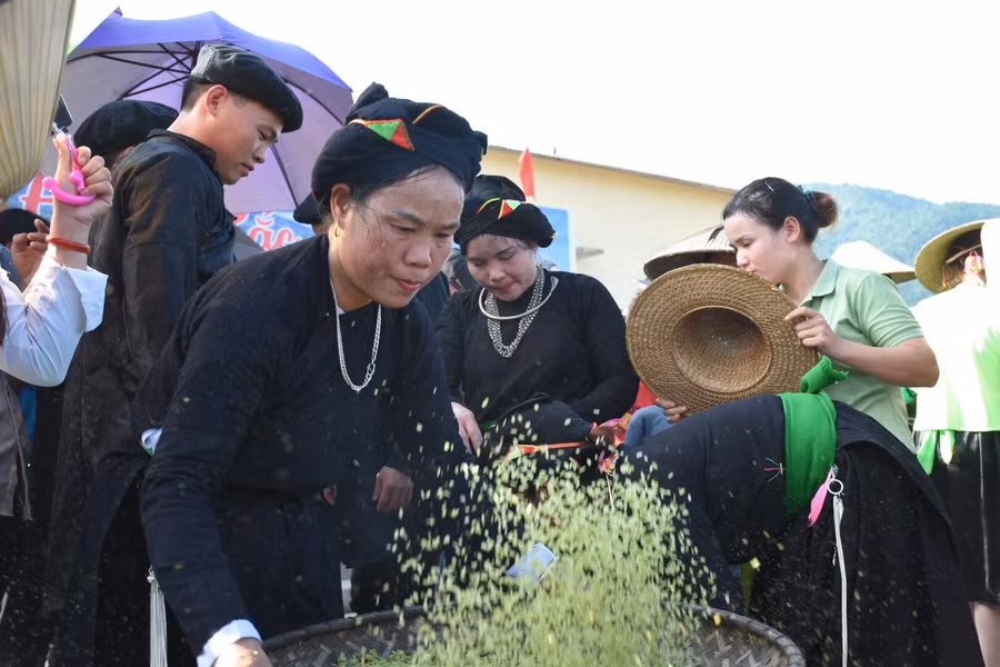Cốm sau khi giã xong, được làm sạch