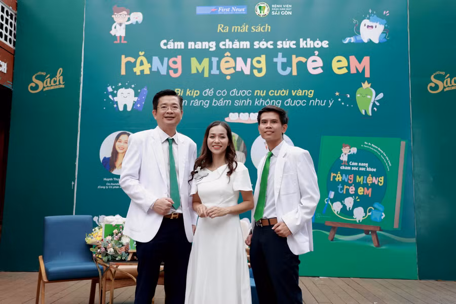 Ba tác giả của cuốn sách Cẩm nang chăm sóc răng miệng cho trẻ em. Ba tác giả của cuốn sách Cẩm nang chăm sóc răng miệng cho trẻ em.