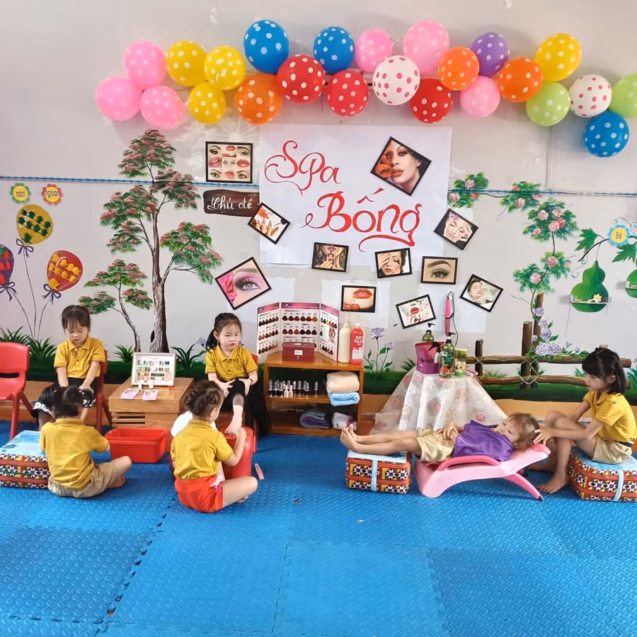 Trẻ trải nghiệm một số hoạt động trong cuộc sống hàng ngày tại hoạt động góc (làm bánh, spa chăm sóc sắc đẹp).