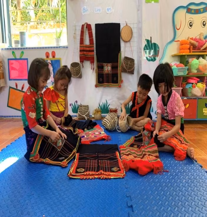 Trải nghiệm “ Bé tập làm nội trợ” và tìm hiểu “Trang phục dân tộc Thái”.