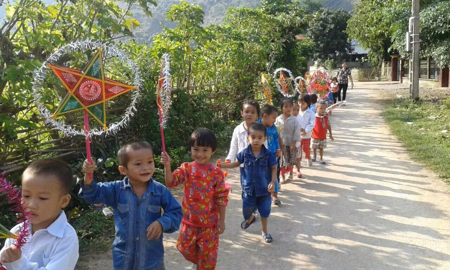 Trẻ vùng biên đến lớp đón Trung thu do nhà trường tổ chức