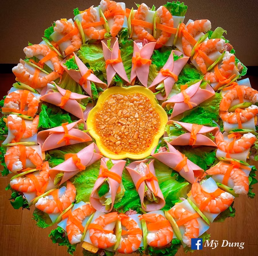 Món bánh ướt cuốn đùi heo xông khói