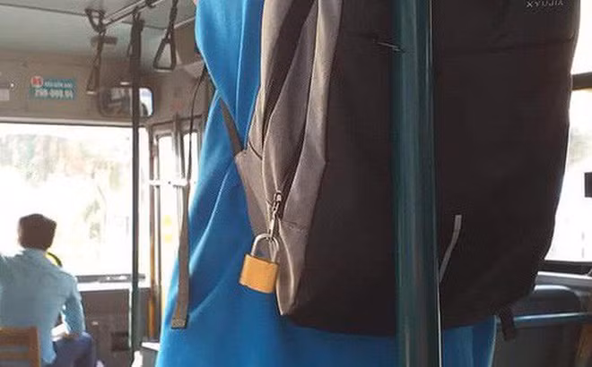 Trang bị ổ khoá cho chiếc ba lô.