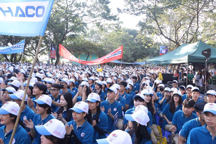 Hàng nghìn cổ động viên cùng cổ vũ tinh thần cho thí sinh Việt Thành từ Sóc Sơn.
