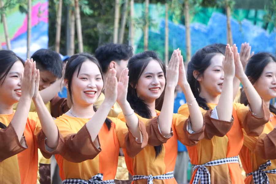 Các em học sinh cổ vũ nhiệt tình tới nhà leo núi Nguyễn Việt Thành từ quê nhà Sóc Sơn.