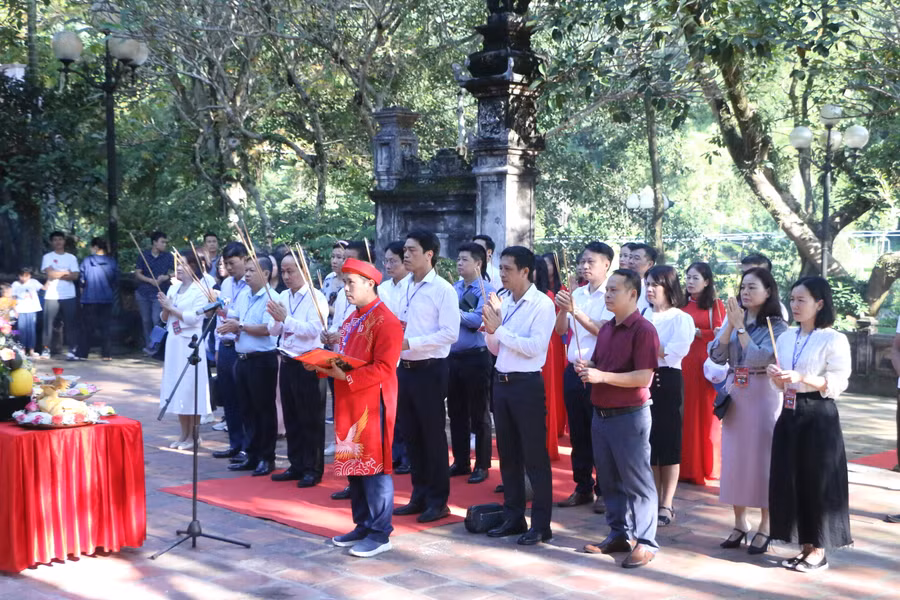 Đoàn của lãnh đạo Sở GD&amp;ĐT Hà Nội, Huyện ủy - HĐND - UBND và các ban ngành huyện Sóc Sơn, đại diện Trường THPT Sóc Sơn dâng hương tại Khu di tích quốc gia đặc biệt Đền Sóc trước giờ diễn ra trận chung kết Đường lên đỉnh Olympia năm 2023.