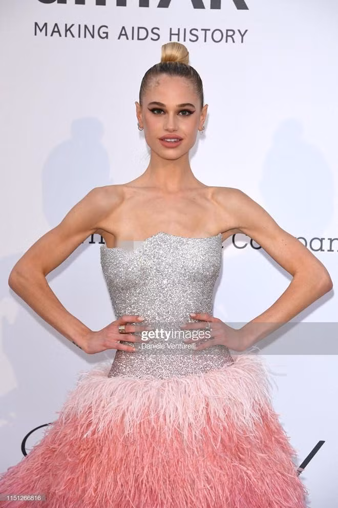 Street style sành điệu của người mẫu lộ vòng một ở Cannes ảnh 2 Street style dep mat, sanh dieu cua nguoi mau lo vong mot o Cannes hinh anh 2