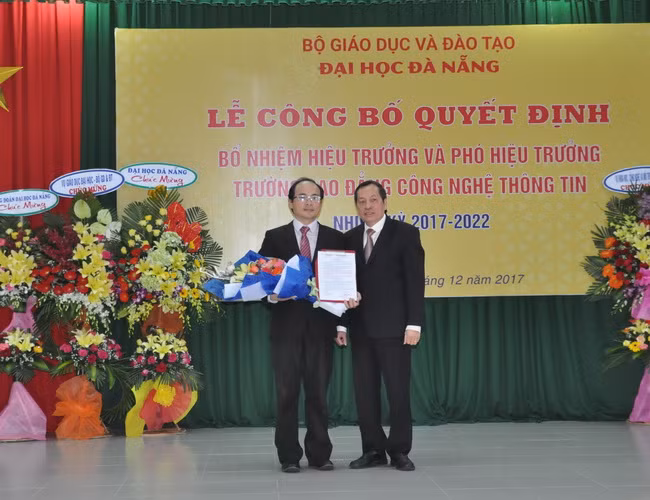  PGS.TS Ngô Văn Dưỡng trao Quyết định bổ nhiệm PGS.TS Huỳnh Công Pháp –giữ chức vụ Hiệu trưởng Trường CĐ Công nghệ thông tin nhiệm kỳ 2017-2022. 