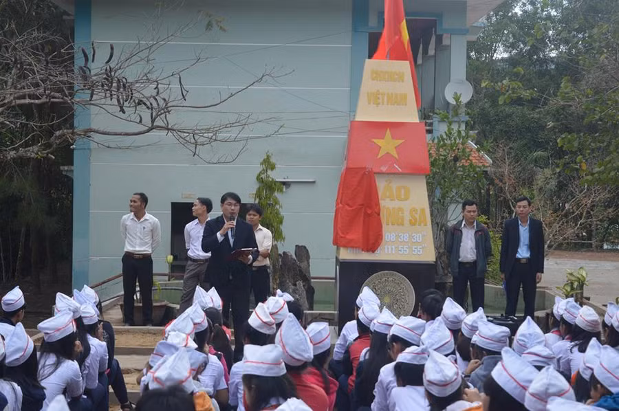 Trường học vùng cao xây dựng mô hình cột mốc chủ quyền Trường Sa