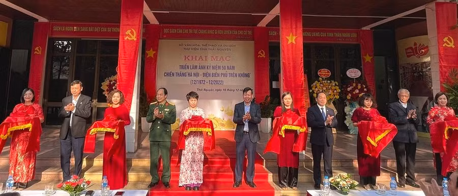 Triển lãm ảnh Hà Nội - Điện Biên Phủ trên không bản hùng ca vang mãi.