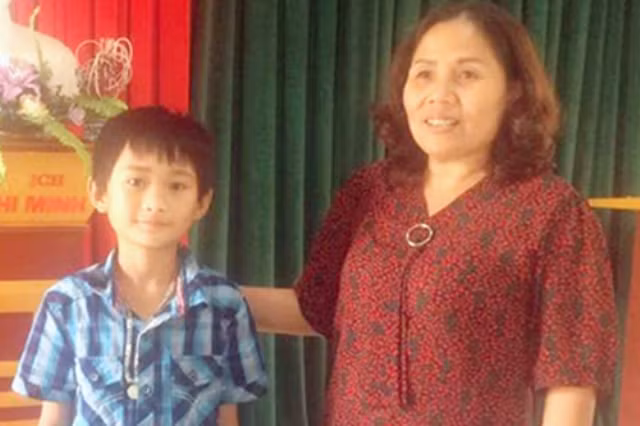 Em Hoàng Văn Dũng (bên trái)