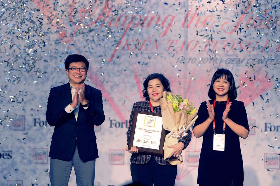  Ông Nguyễn Bảo Hoàng – Chủ tịch Công ty Truyền thông Tương tác, Forbes Việt Nam và bà Chu Thị Thu Hằng, Tổng biên tập báo Văn hóa trao giải thưởng “Thành tựu trọn đời” cho bà Mai Kiều Liên – Tổng Giám đốc Vinamilk (Ảnh: Lý Võ Phú Hưng)