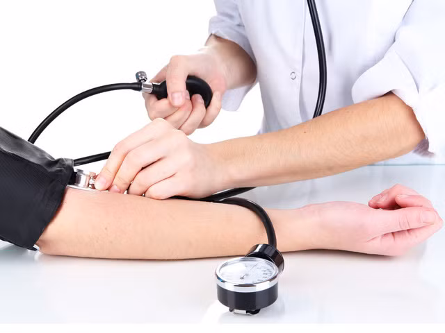Không đo huyết áp thường xuyên là 1 trong những sai lầm nguy hiểm của người cao huyết áp