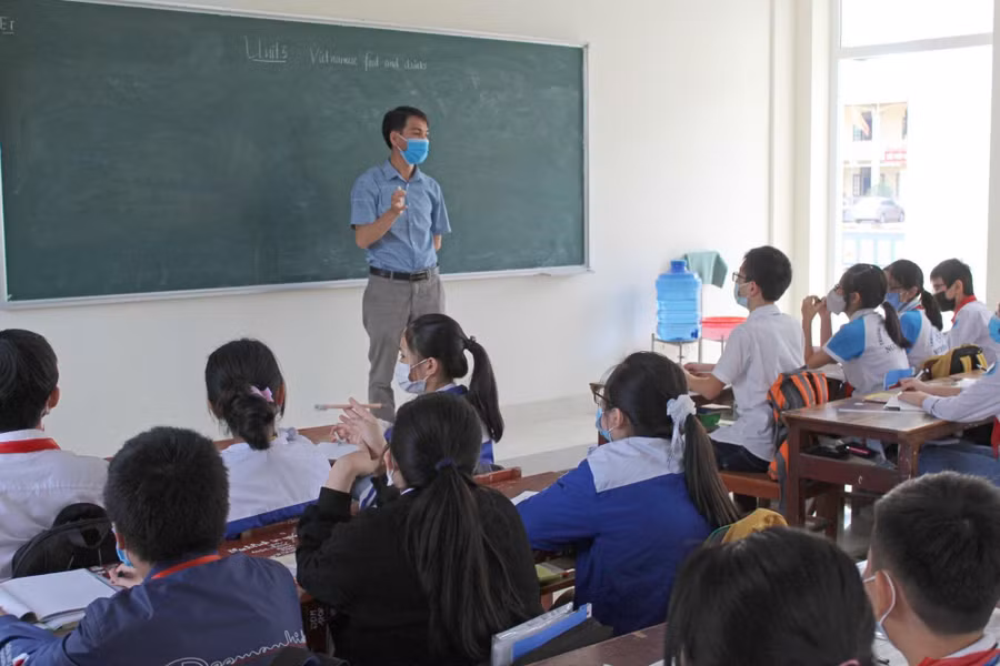NGƯT Lê Văn Giáo trong giờ dạy Tiếng Anh tại Trường THCS Nguyễn Du (Quảng Xương, Thanh Hóa). NGƯT Lê Văn Giáo trong giờ dạy Tiếng Anh tại Trường THCS Nguyễn Du (Quảng Xương, Thanh Hóa).