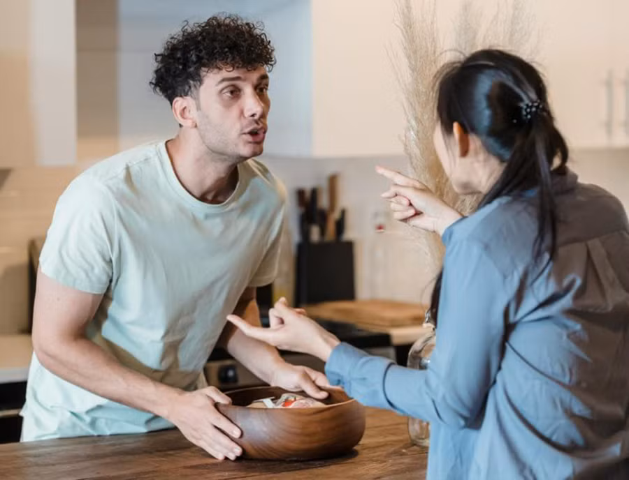 Có lẽ sự mệt mỏi, chán nản ngày càng chồng chất vì các cặp đôi quên nói chuyện với nhau. (Ảnh: ITN).
