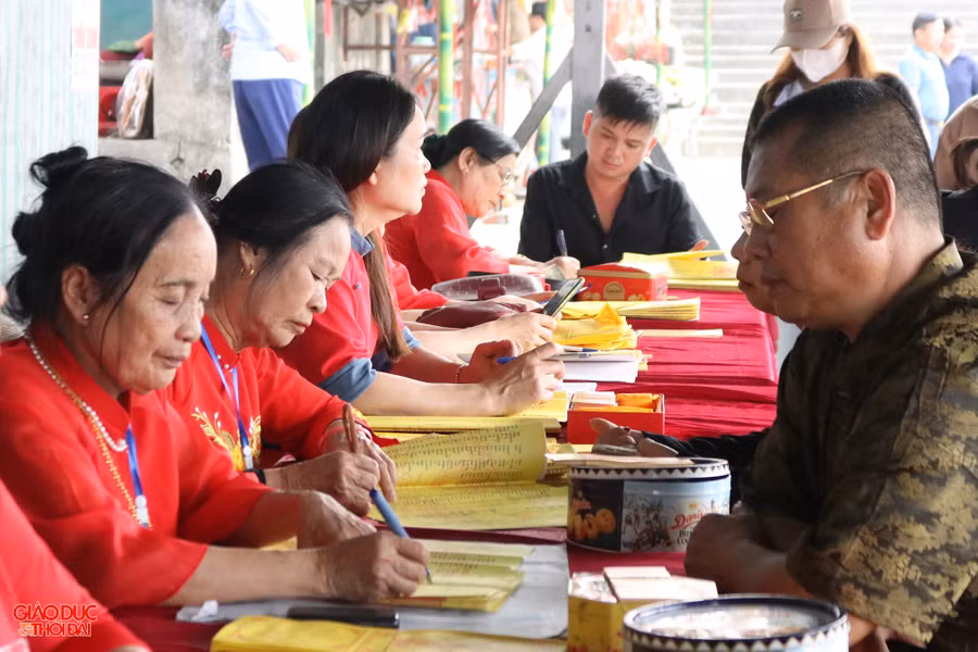 Theo quan niệm dân gian, đền Cờn là ngôi đền linh thiêng bậc nhất ở xứ Nghệ qua câu truyền miệng: “Nhất Cờn, nhì Quả, tam Bạch Mã, tử Chiêu Trưng”. Trong ảnh: Người dân viết sớ cầu bình an, tài lộc đầu năm. (Ảnh: Phạm Tâm).