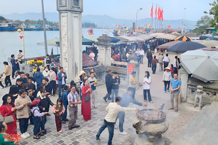 Đền Cờn không chỉ là ngôi đền linh thiêng mà còn có cảnh quan đẹp, sơn thủy hữu tình và lễ hội độc đáo nên thu hút đông đảo du khách thập phương đến chiêm bái, hành lễ. (Ảnh: Thanh Thủy).