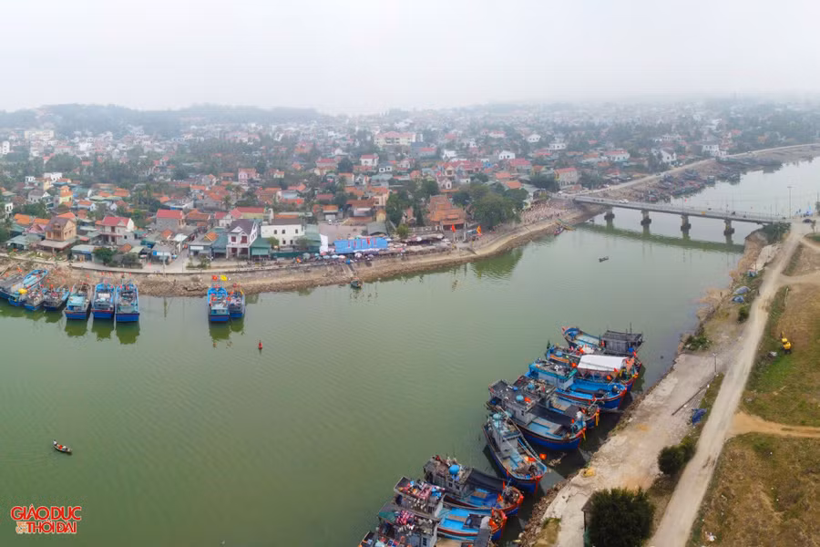 Đền Cờn nằm trên gò Diệc, gần với cửa biển Lạch Cờn thuộc làng Phương Cần (phường Quỳnh Phương, TX Hoàng Mai, Nghệ An). Di tích này gồm đền Cờn trong được xây dựng dưới thời nhà Trần và đền Cờn ngoài xây vào thời nhà Lê. (Ảnh: Phạm Tâm).